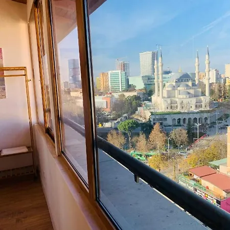 Skyline Retreat: 2 Stylish Penthouses * ティラナ