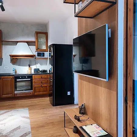 Skyline Retreat: 2 Stylish Penthouses * ティラナ