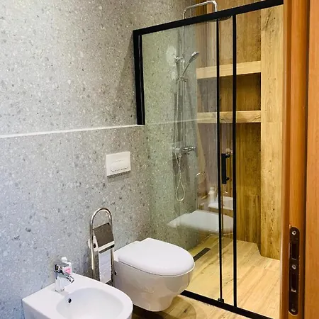 Skyline Retreat: 2 Stylish Penthouses ティラナ