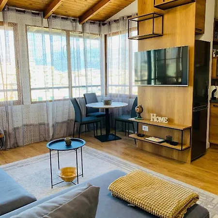 Skyline Retreat: 2 Stylish Penthouses アパート