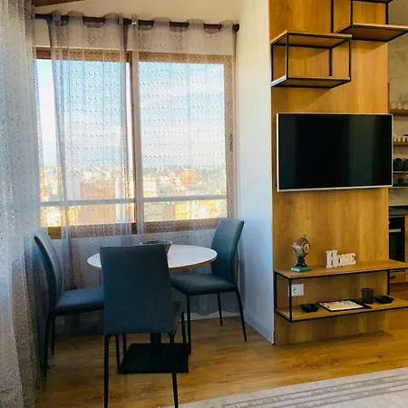 Skyline Retreat: 2 Stylish Penthouses Apartmán *